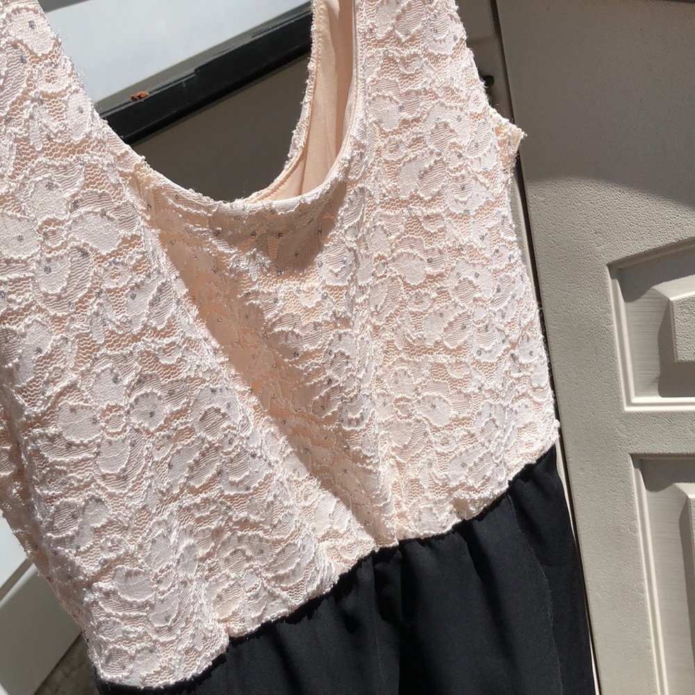 Laced black and white dress with delicate sparkles